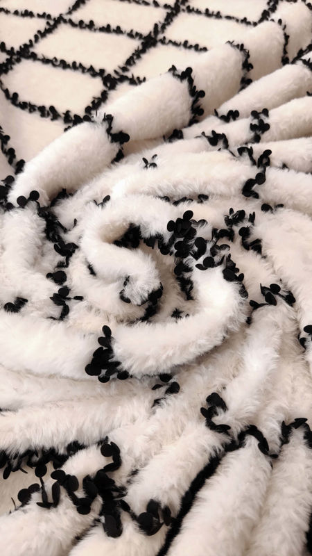 زمستانی خز روبان دوزی چهارخانه 040625 شیری رنگ